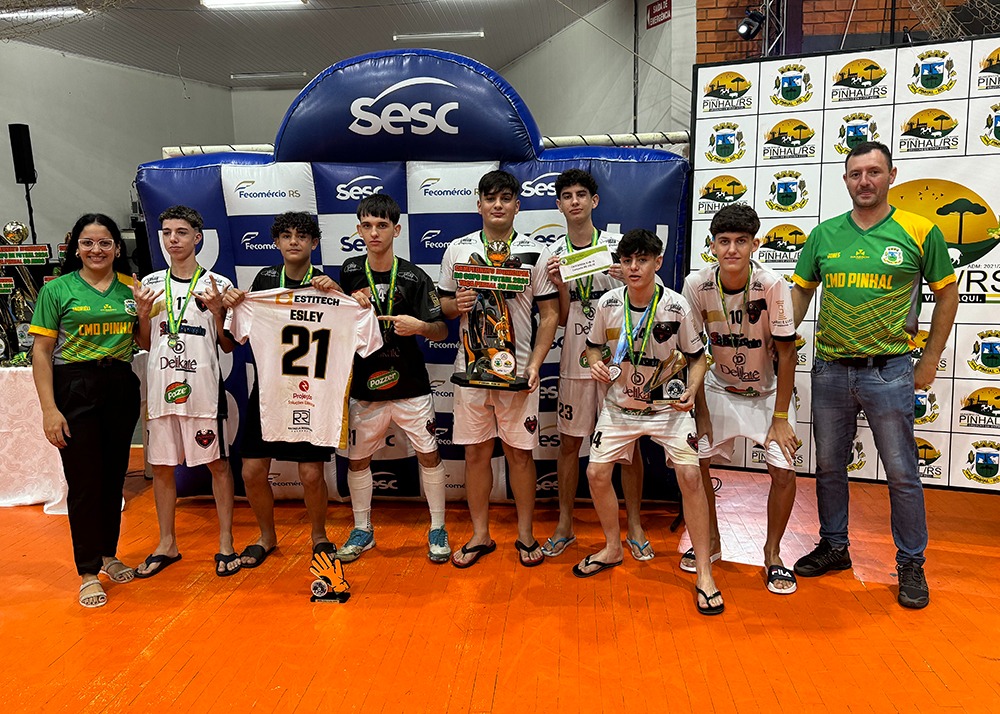 Capa Pinhal celebra os campeões do Futsal 2024