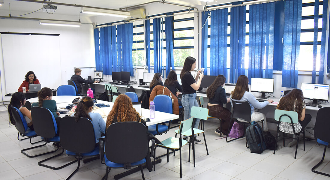 Capa Curso de Jornalismo da UFSM/FW inicia produção da revista laboratorial Meio Mundo