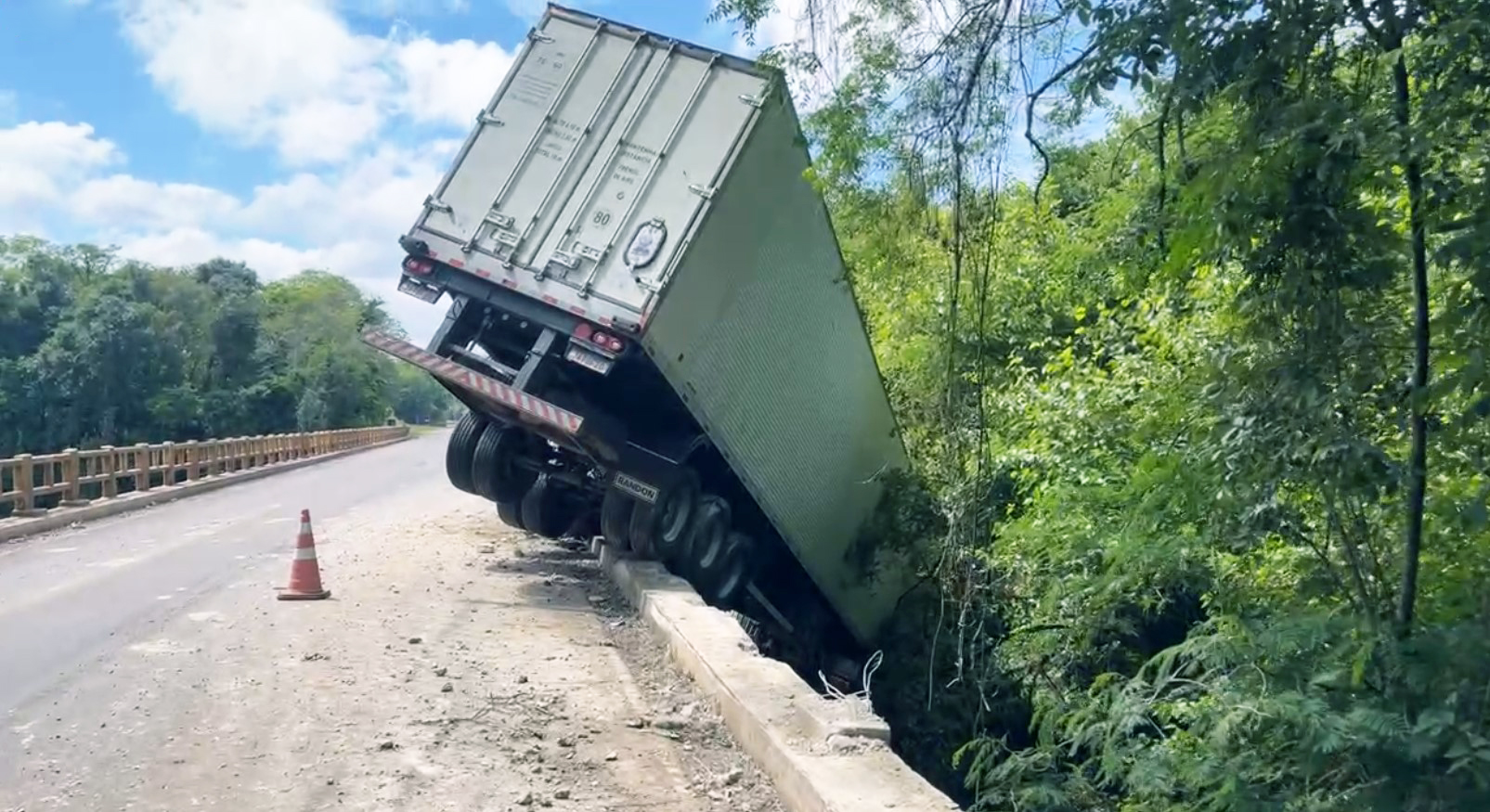 Capa Caminhão baú perde o controle e fica pendurado na ponte do Rio da Várzea, na ERS-569