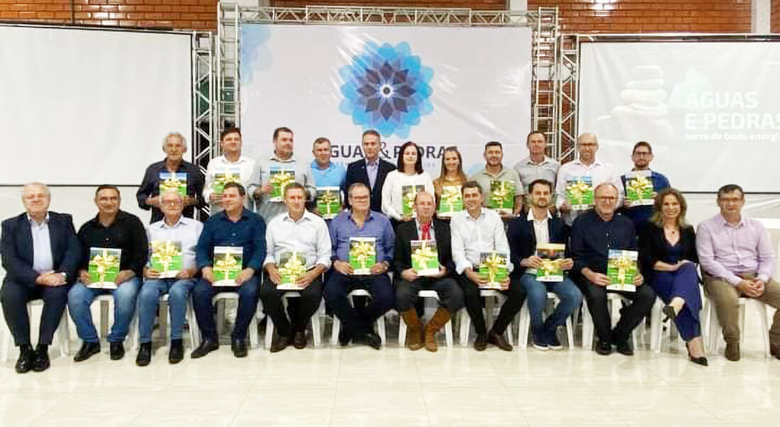Capa Planos Municipais de Turismo são entregues aos municípios