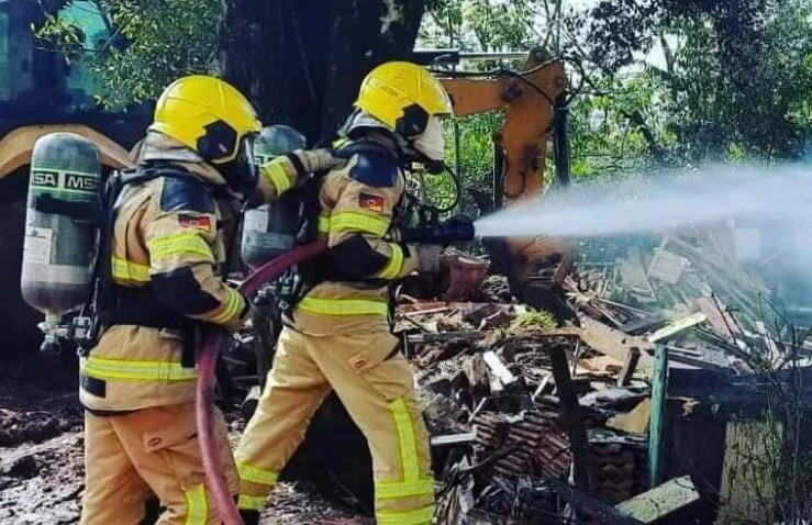 Capa Santa Rosa: casa é consumida pelo fogo no interior