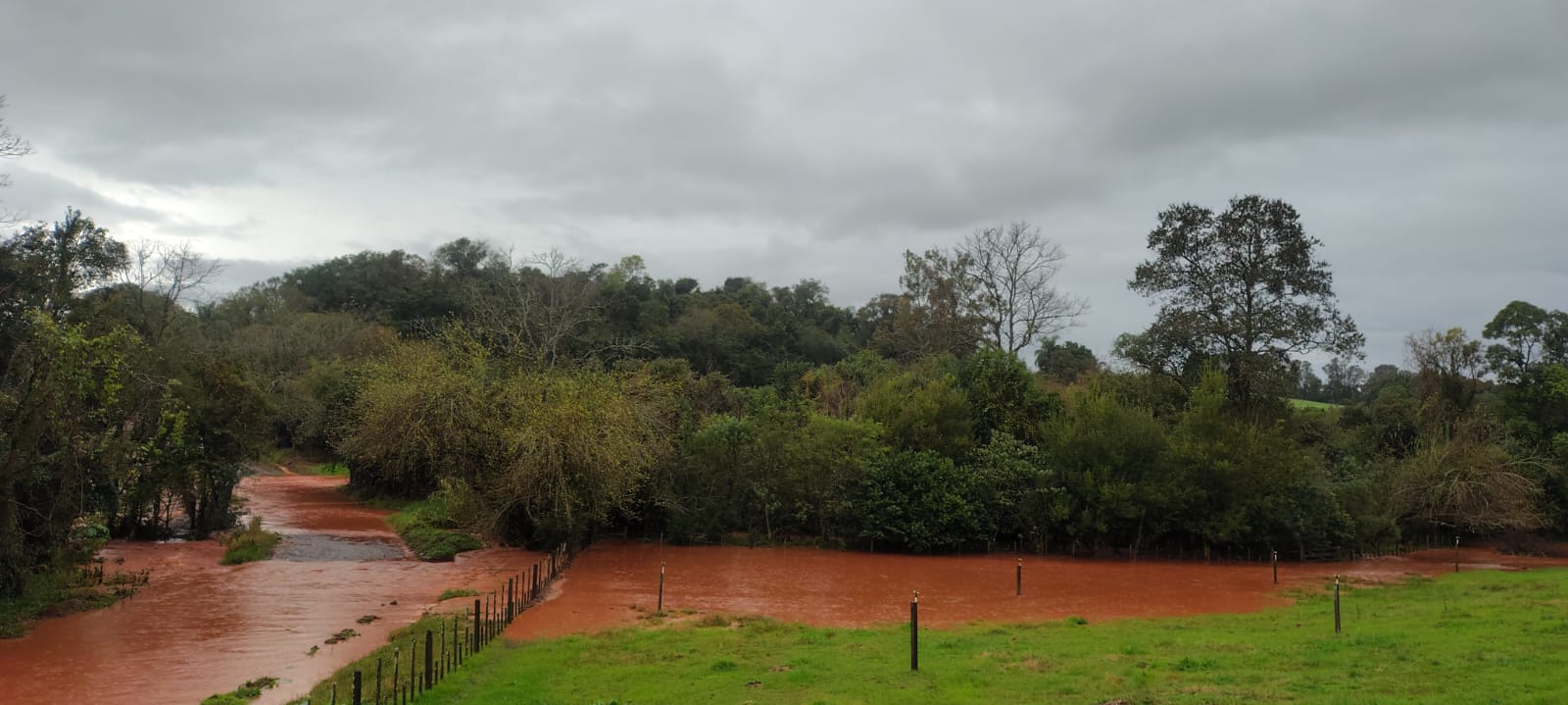 Capa Fortes chuvas provocam alagamentos e interrompem estradas no interior de Ijuí