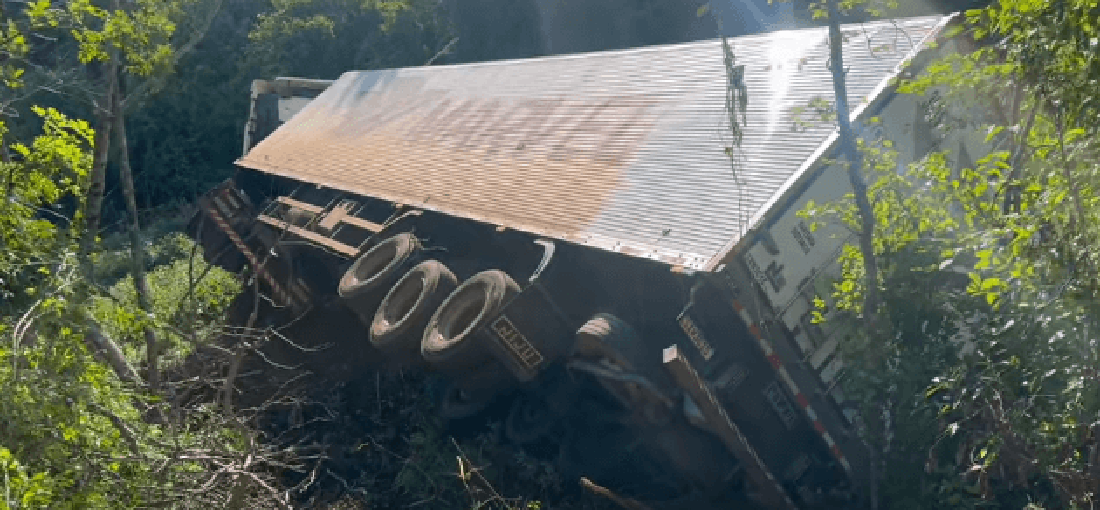 Capa Carreta carregada com perecíveis tomba na ERS-404 em Sarandi