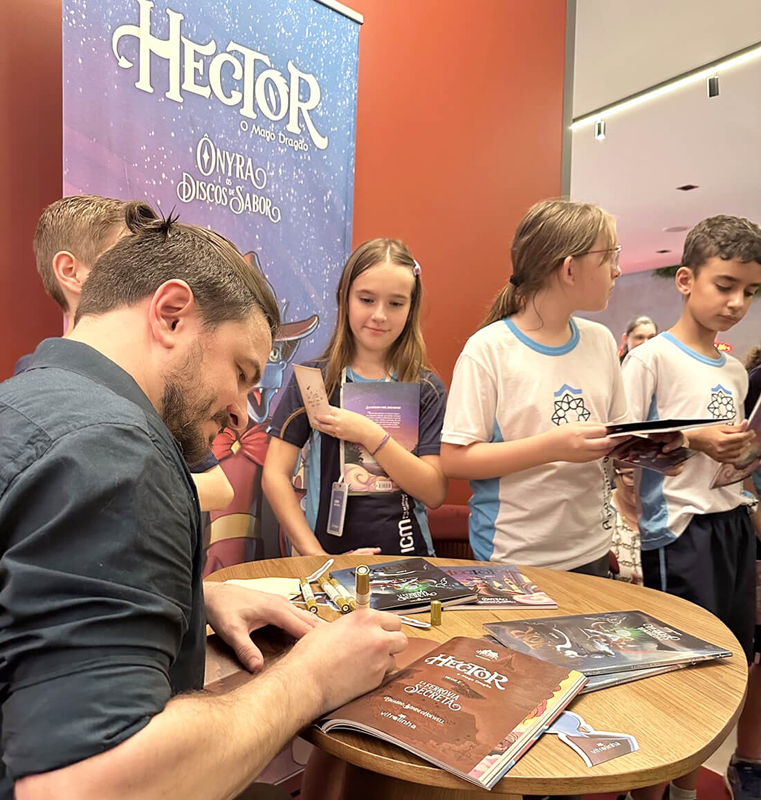 Capa Vitrola reúne crianças para evento da HQ Hector, o Mago Dragão: e a Ferrovia Secreta, em Frederico Westphalen