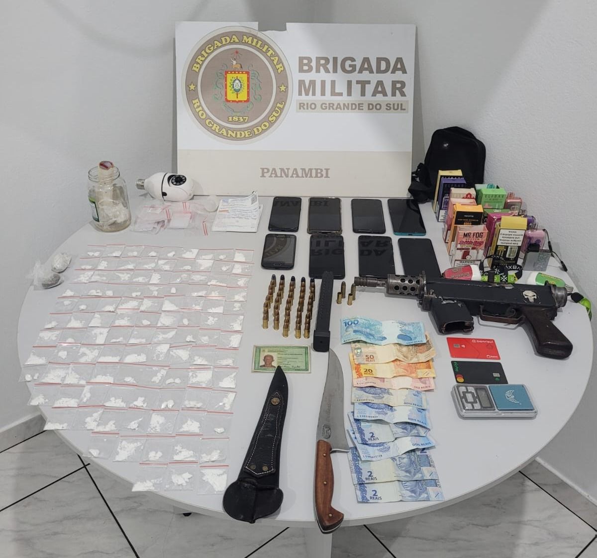 Capa Brigada Militar apreende drogas, munições e submetralhadora em Panambi