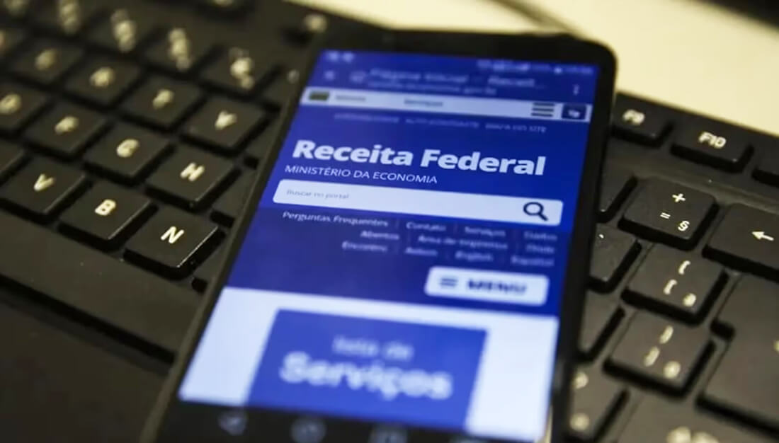 Capa Receita Federal alerta para golpe envolvendo suposta taxa sobre Pix