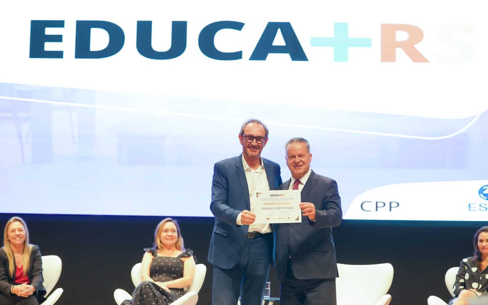 Capa Educação de Frederico Westphalen recebe reconhecimento do TCE-RS 