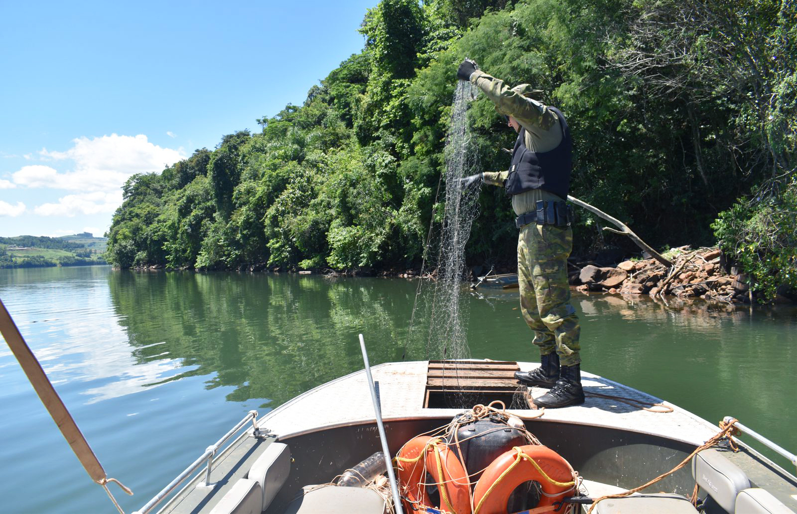 Capa Brigada Militar intensifica fiscalização e realiza autuações em rios e barragens