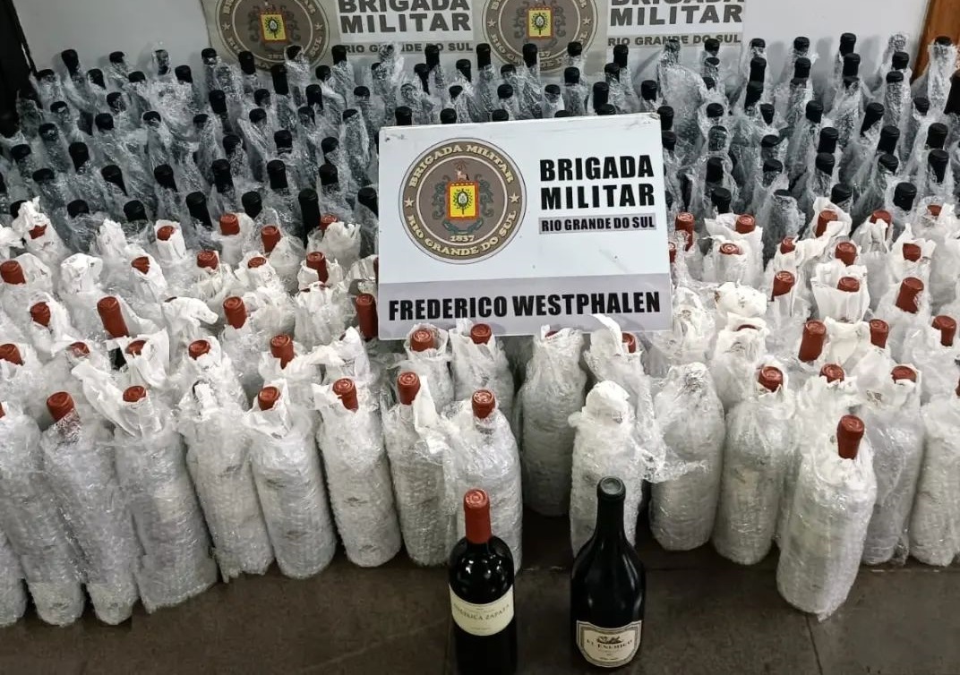 Capa BM apreende grande quantidade de vinhos estrangeiros em Frederico Westphalen