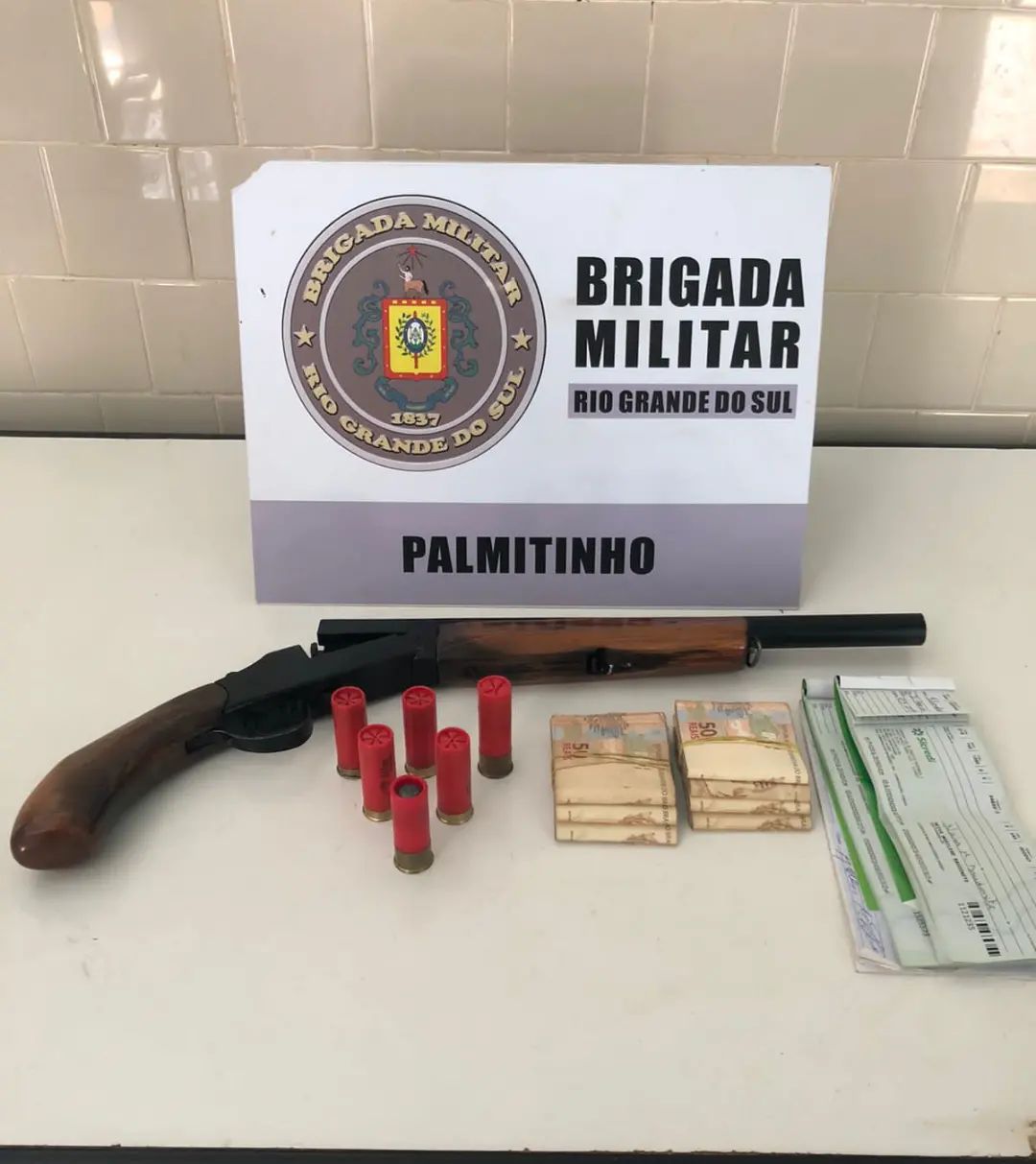 Capa BM prende homem por porte ilegal de arma de fogo em Palmitinho