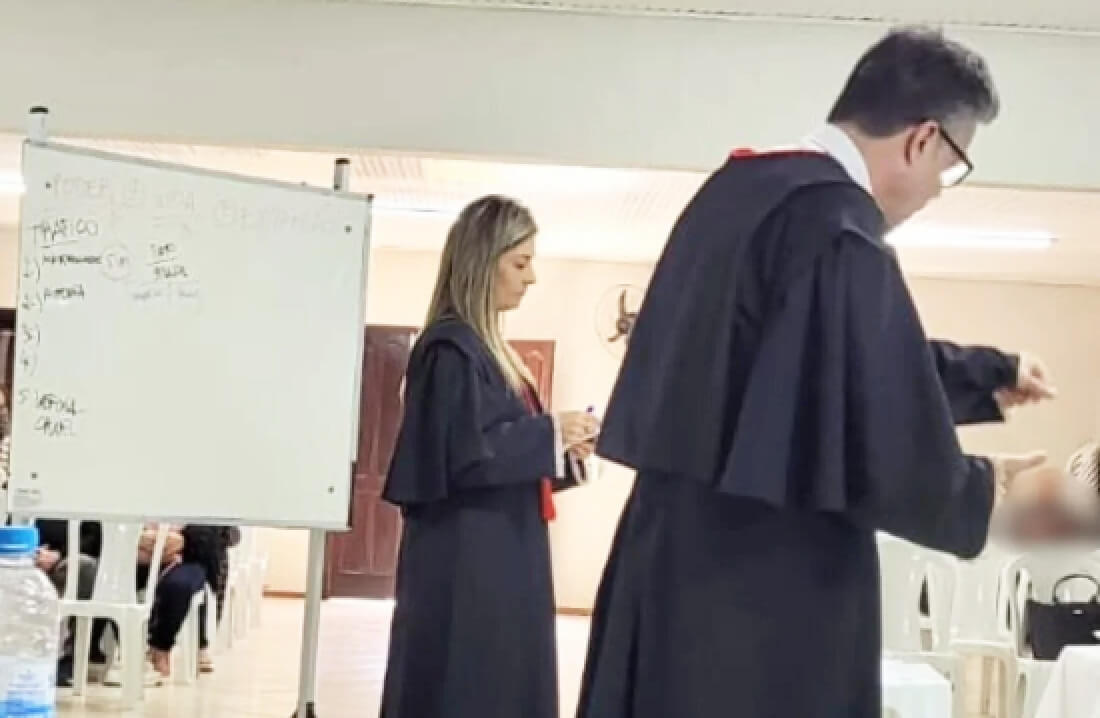 Capa Homem é condenado a 52 anos de prisão por ferir vítimas com golpes de martelo e enterrá-las vivas