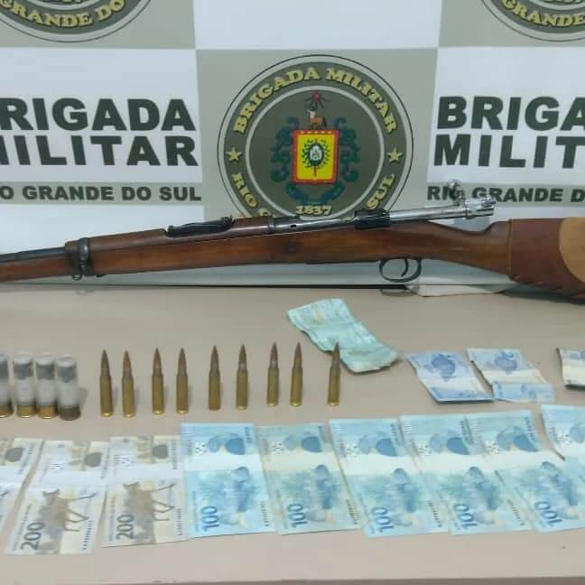Capa Crissiumal: BM prende dois homens por porte ilegal de arma de fogo