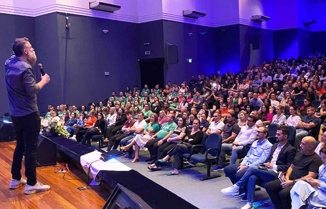 Capa Palestra com Marcos Piangers lota o Salão de Atos da URI