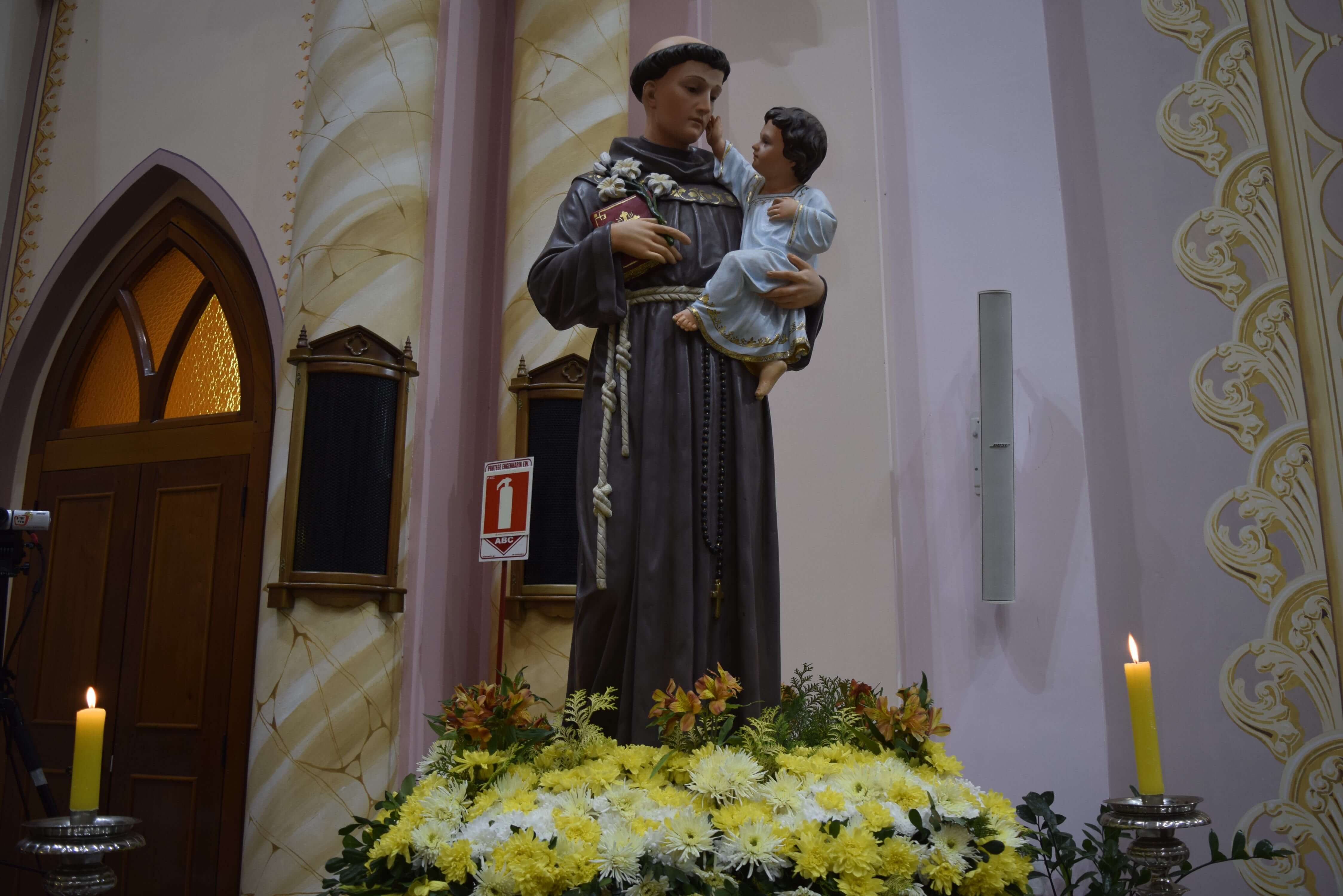 Capa Novena, tarde festiva e noitadas marcam final de semana da programação de Santo Antônio em FW