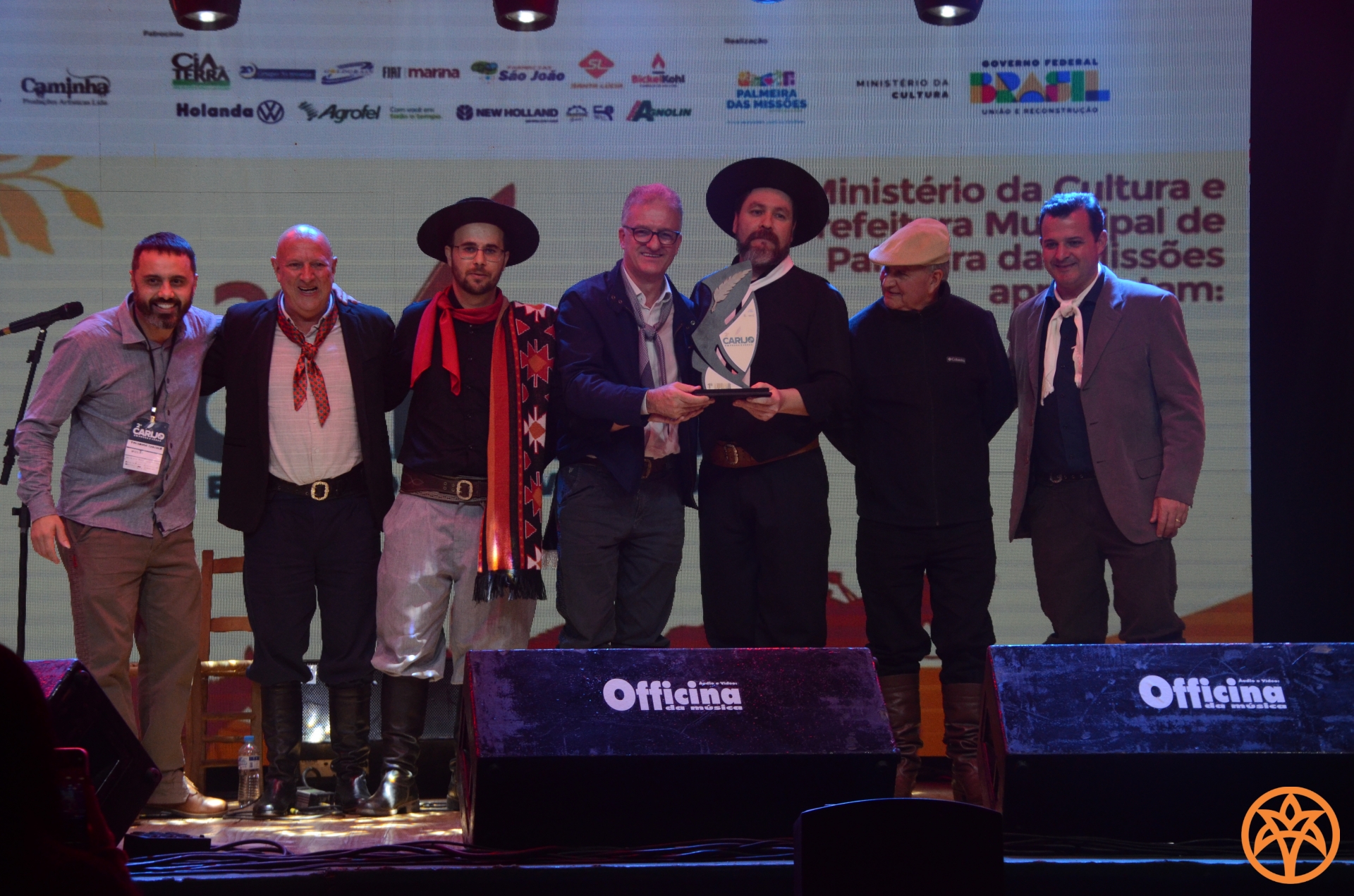 Capa “Rodeio Parado” vence o 2º Carijo em Prosa e Verso