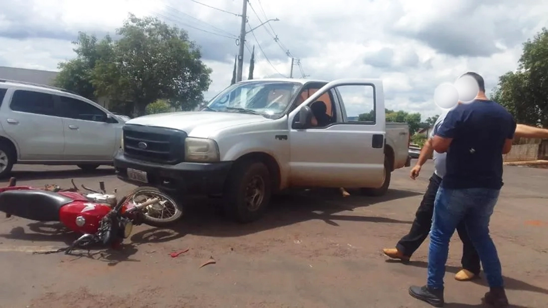 Capa Acidente de trânsito deixa casal ferido em colisão entre caminhonete e motocicleta em Três Passos