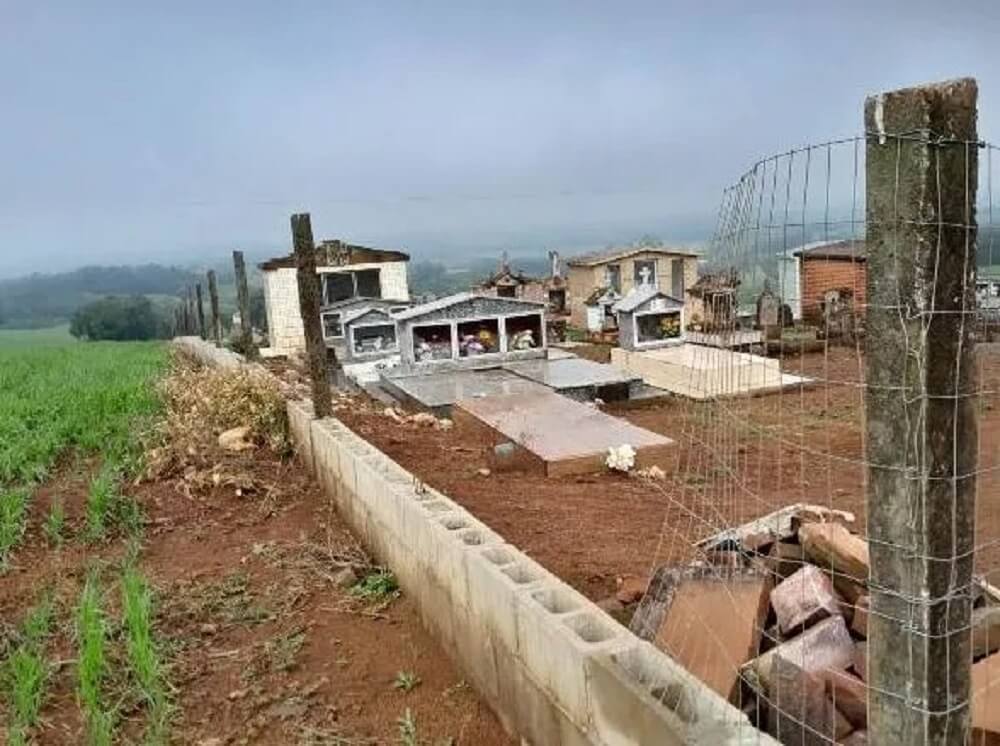 Capa Cemitério é alvo de furto no interior de Miraguaí