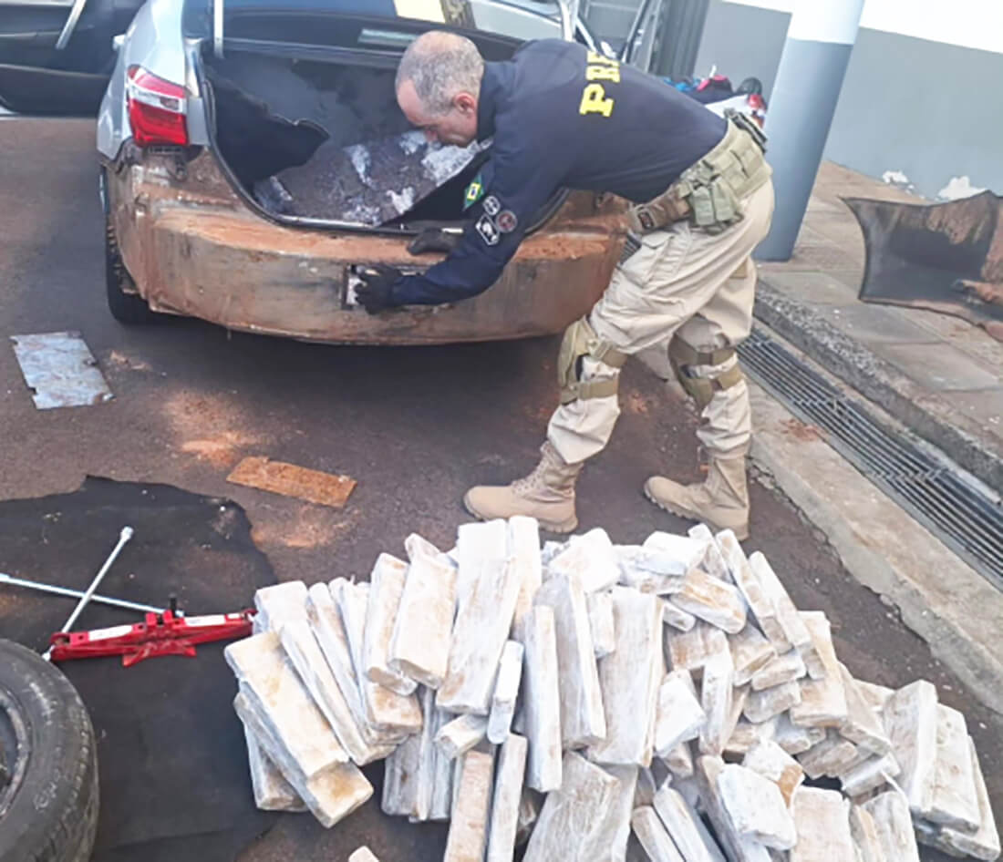 Capa PRF apreende quase 200 kg de maconha em carro argentino na BR-468, em Três Passos