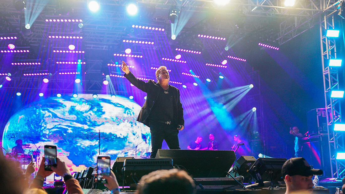 Capa Leonardo emociona multidão na segunda noite de shows da Expofred 2025