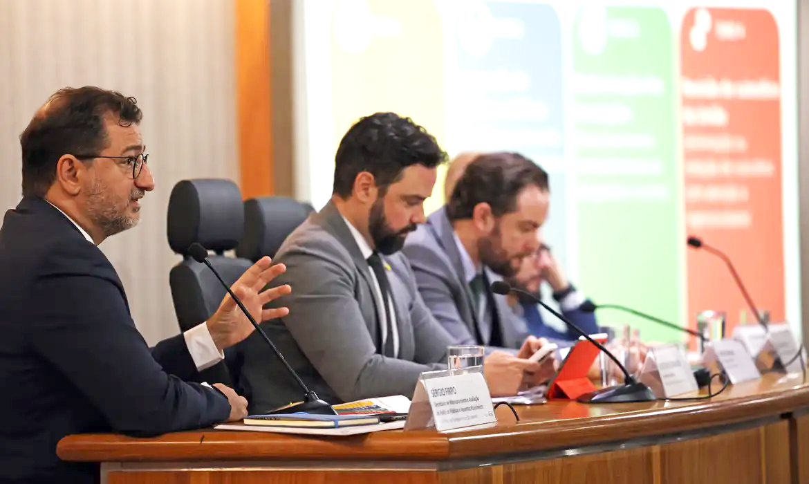 Capa Governo apresenta revisão de gastos públicos para 2025