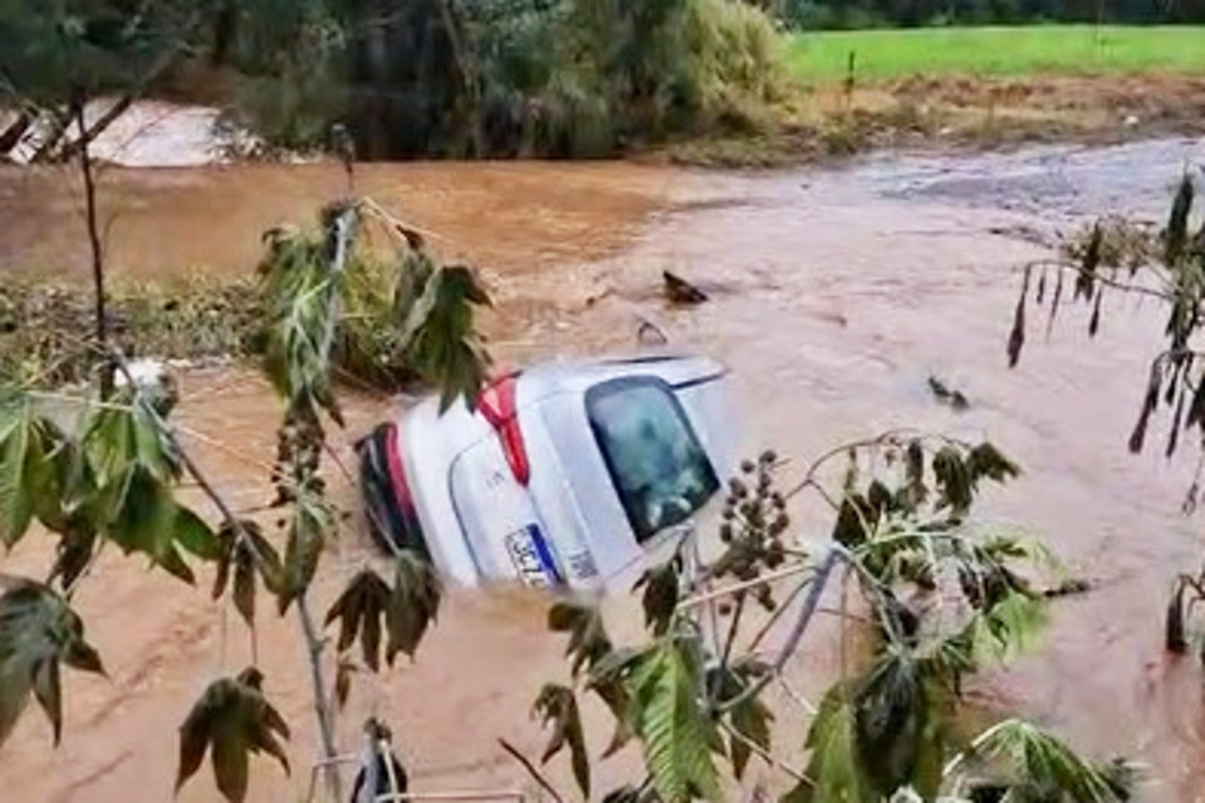 Capa Três veículos caem de ponte submersa no intervalo de uma hora no Norte do RS