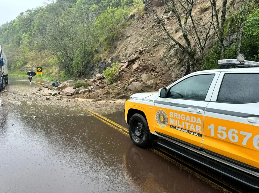 Capa Queda de pedras e terra bloqueia trecho da ERS-406 perto de Goio-Ên