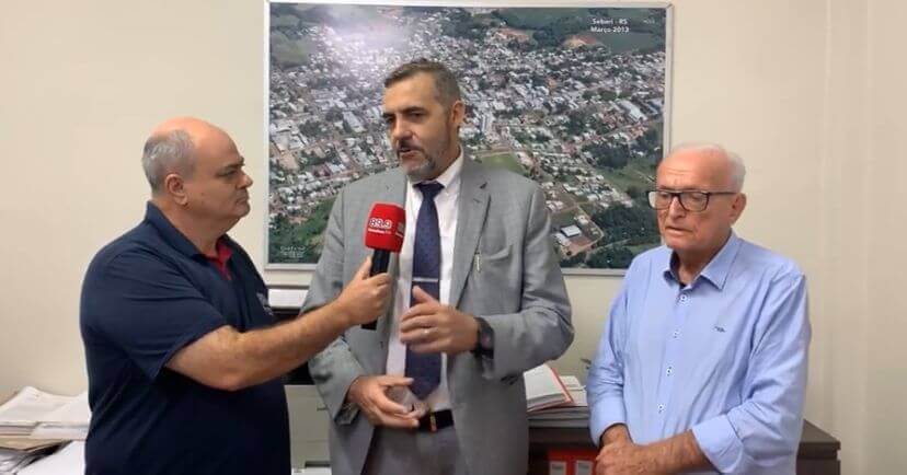 Capa Assessor tributário da FAMURS e presidente da AMZOP debatem Tributação na Suinocultura em entrevista à Rádio Fortaleza