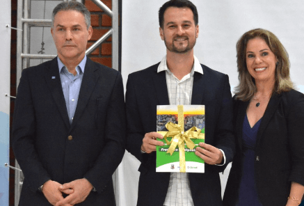Capa Vice-prefeito de FW participa do evento da entrega dos Planos Municipais de Turismo da região