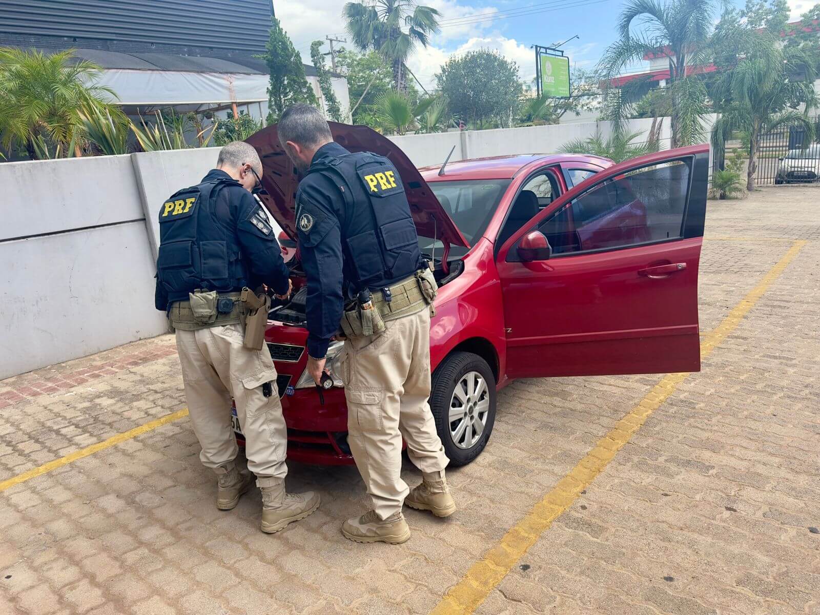 Capa PRF recupera em Passo Fundo carro furtado em Curitiba