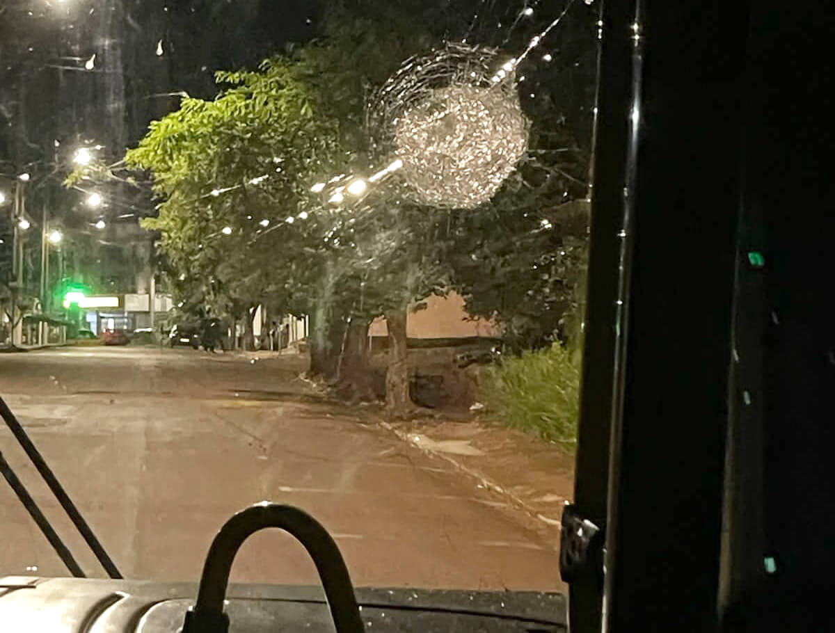 Capa Ônibus que transportava trabalhadores a Seberi é atacado