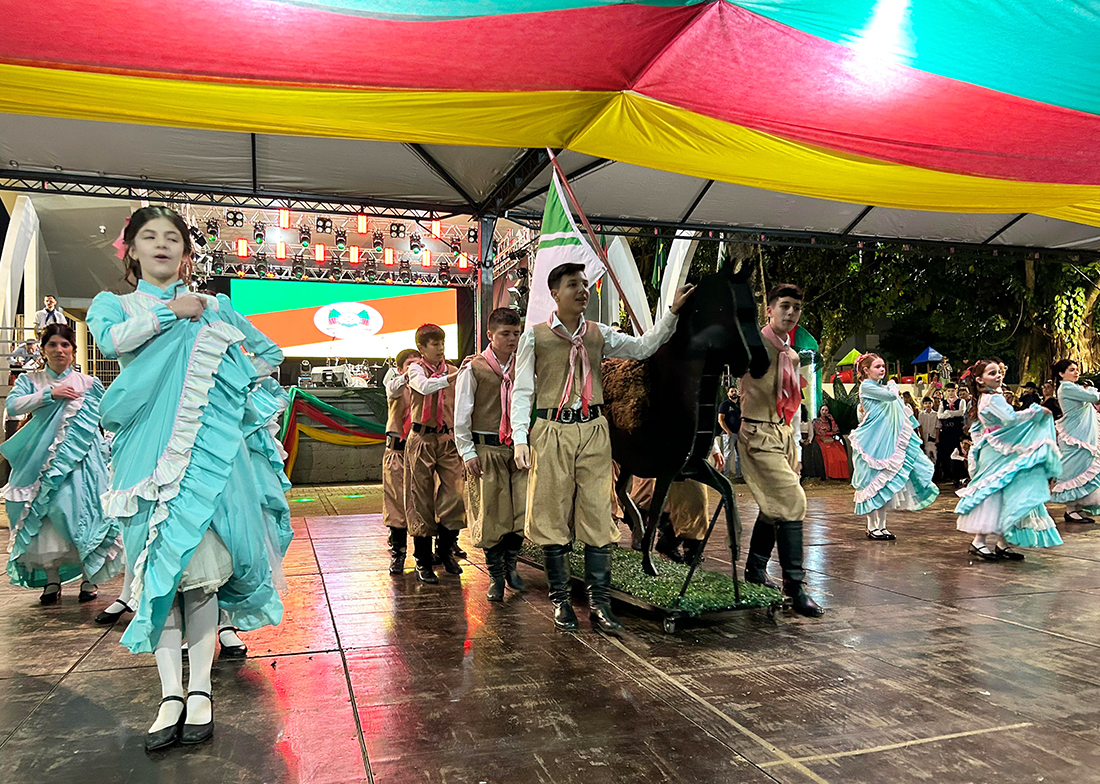 Capa Seberi abre a 26ª Aldeia Farrapa com a chegada da Chama Crioula