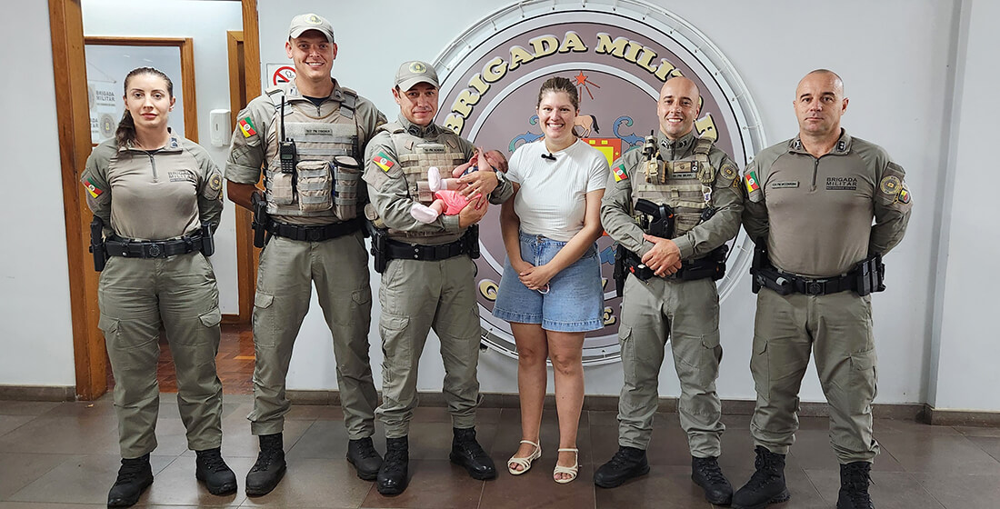 Capa Família agradece à Brigada Militar por salvar bebê em Frederico Westphalen
