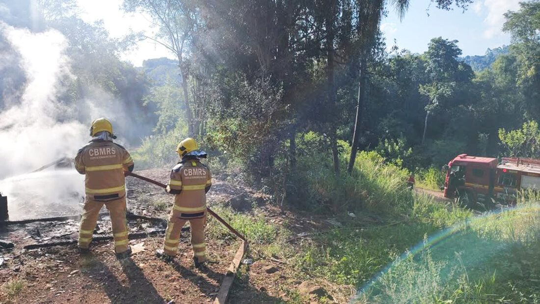 Capa Incêndio destrói residência de madeira no interior de Tenente Portela