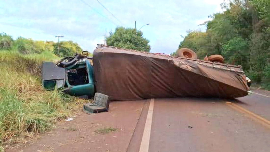 Capa Caminhão tomba na RS-155, em Ijuí, e deixa dois feridos