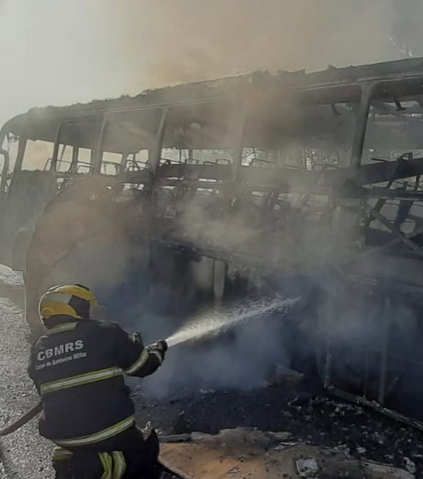 Capa Ônibus de turismo pega fogo na ERS-569 em Palmeira das Missões