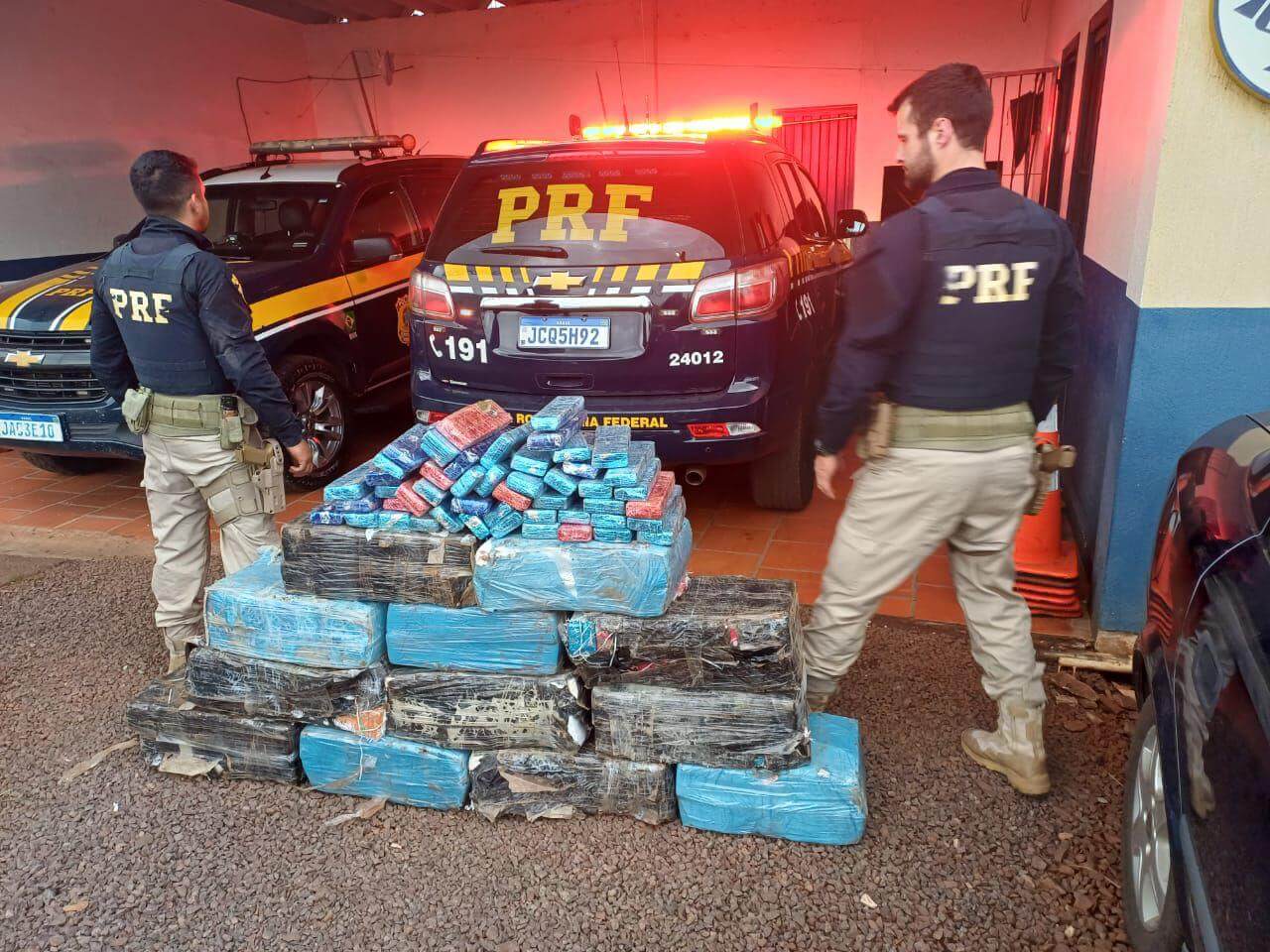 Capa PRF apreende quase 250 quilos de maconha em Seberi