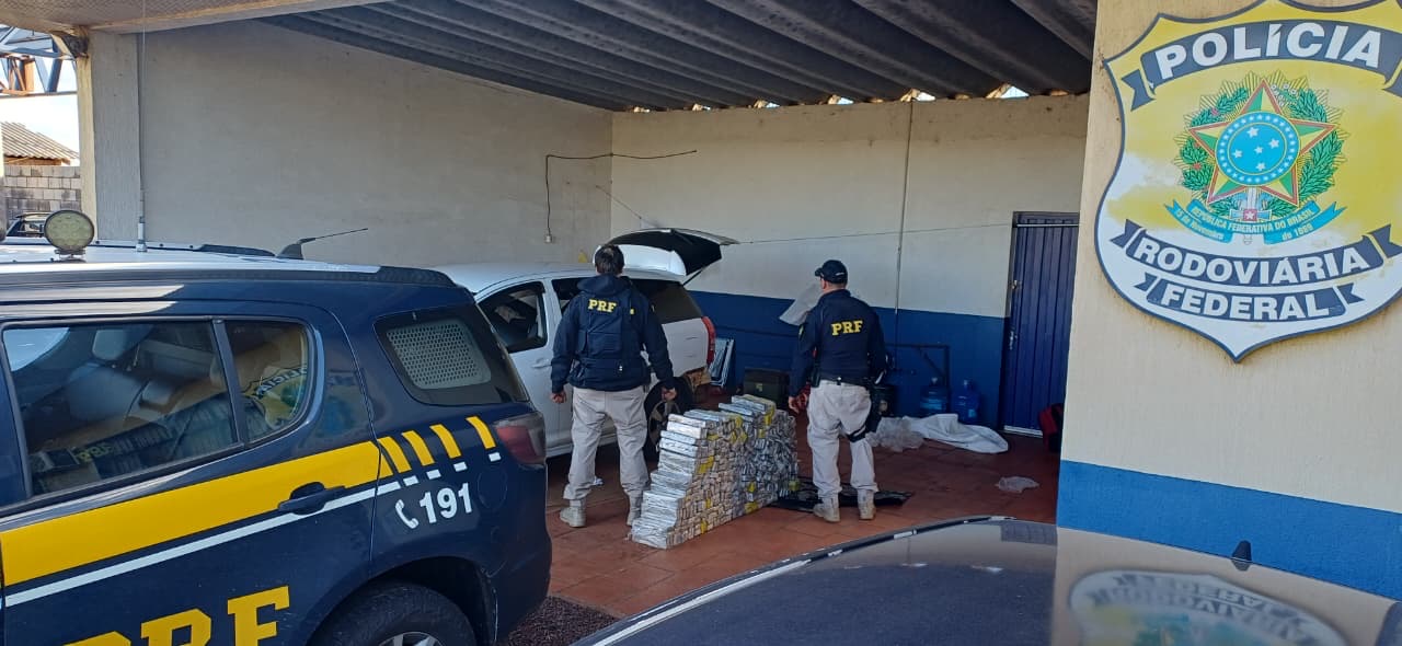 Capa PRF prende casal paraguaio com 185 kg de maconha em Seberi