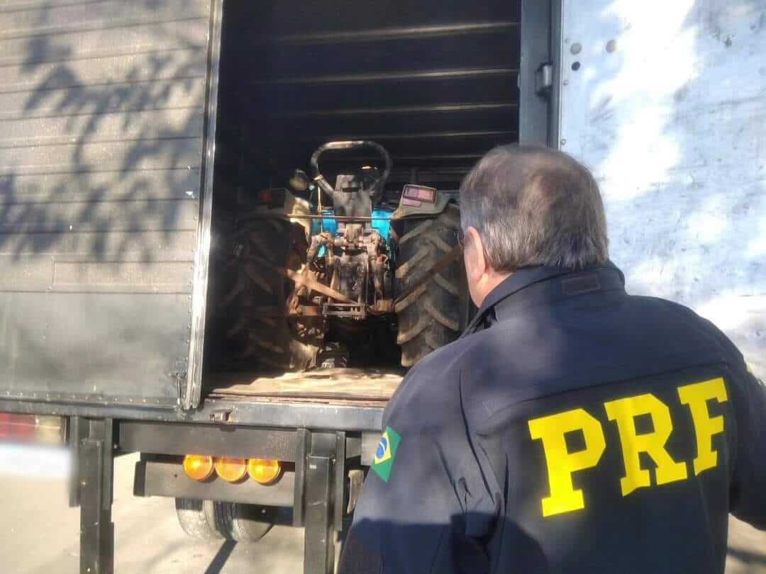 Capa PRF prende dois homens com trator furtado em Caxias do Sul que seria levado a Crissiumal