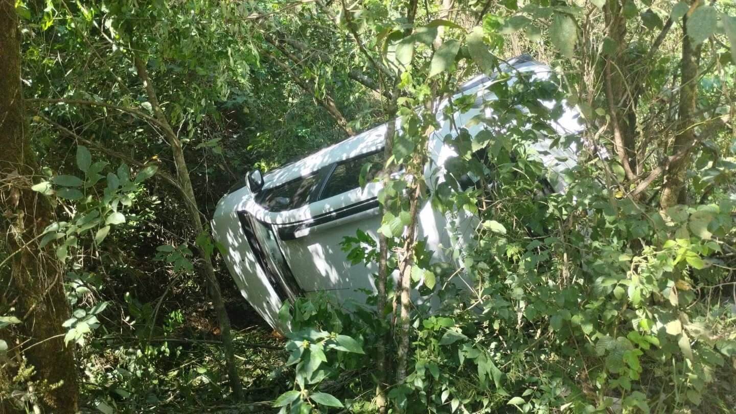 Capa Veículo sai da pista e tomba na ERS-587 em Rodeio Bonito