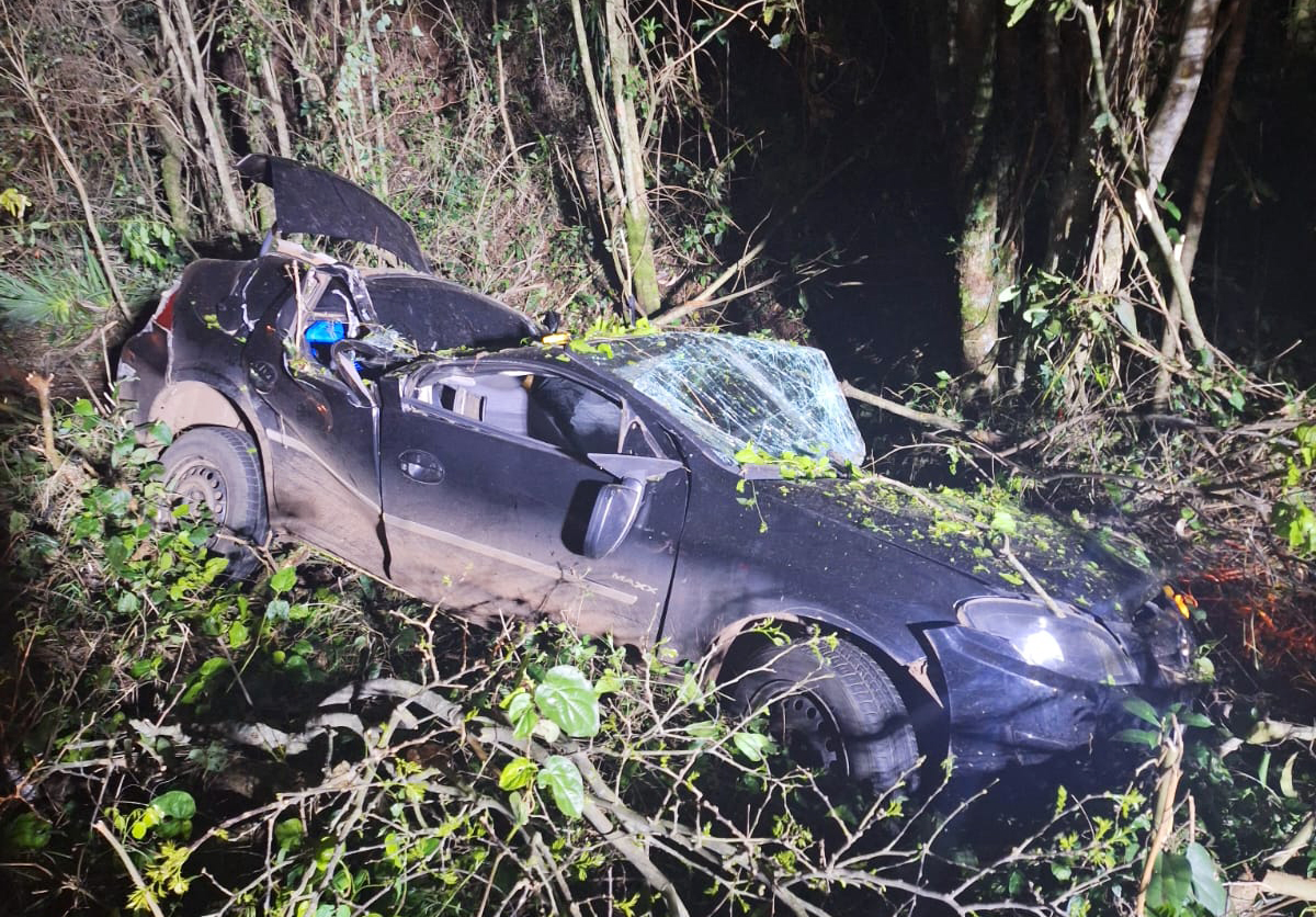 Capa Carro capota e motorista é ejetado em São Domingos