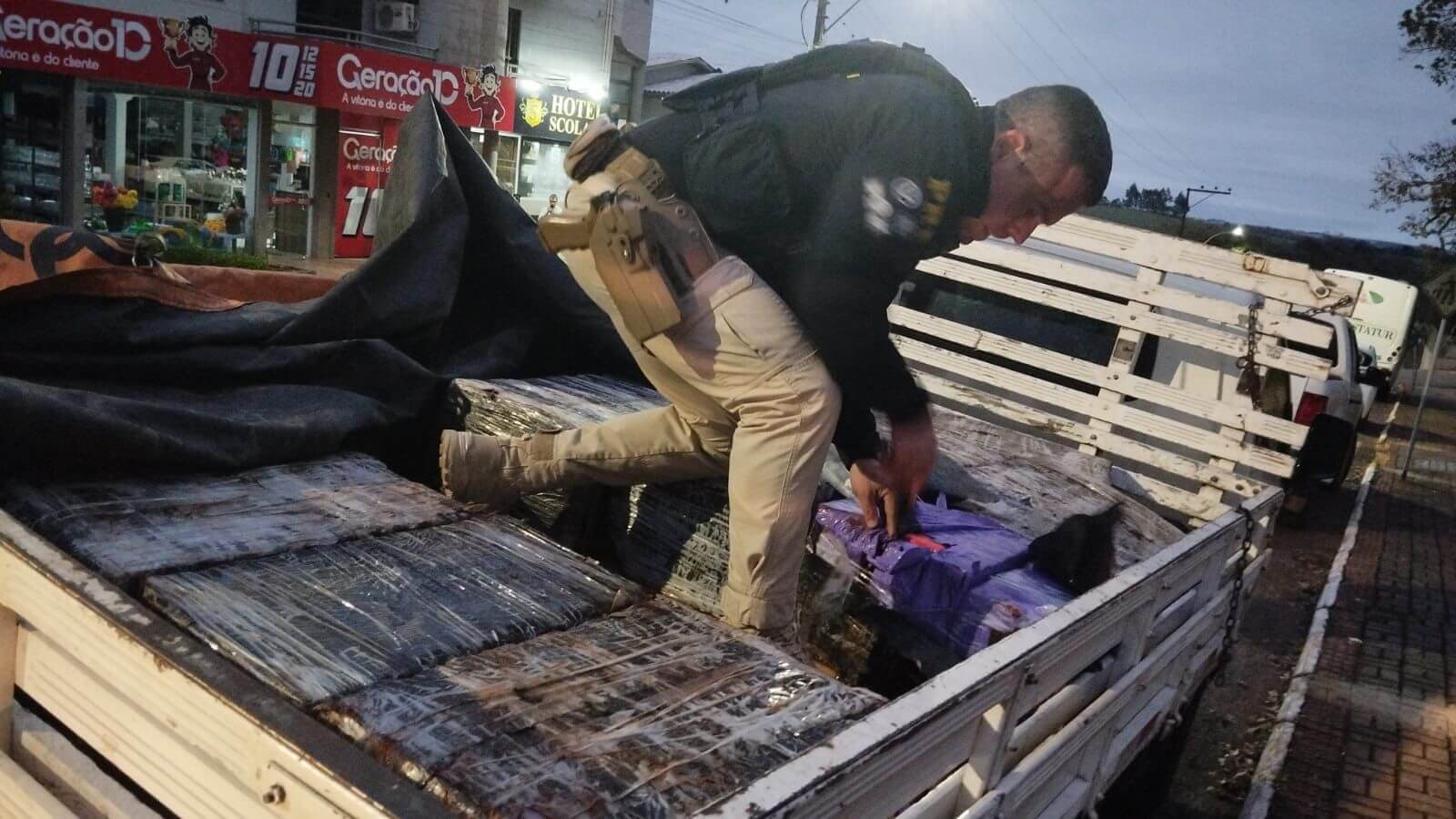 Capa PRF prende, em Jaboticaba, quatro traficantes que transportavam mais de meia tonelada de maconha em caminhonete