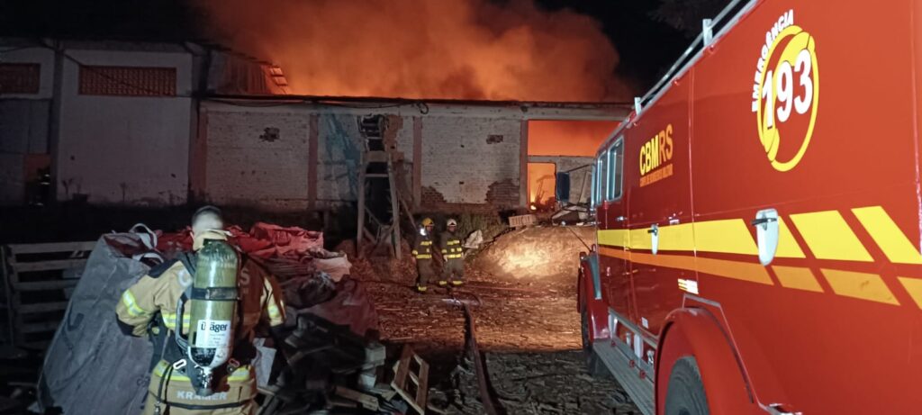 Capa Condor: fábrica de embalagens é consumida após incêndio