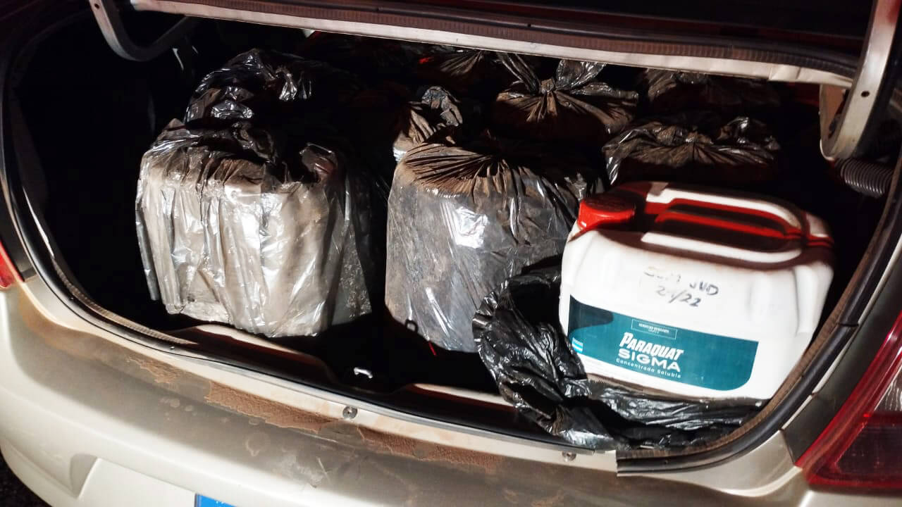 Capa PRF prende homem com 300 litros de agrotóxicos contrabandeados em Iraí