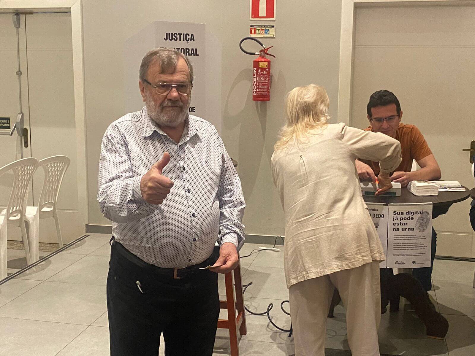 Capa Candidato à Prefeitura de FW, Orlando Girardi, realiza seu voto no Clube Harmonia