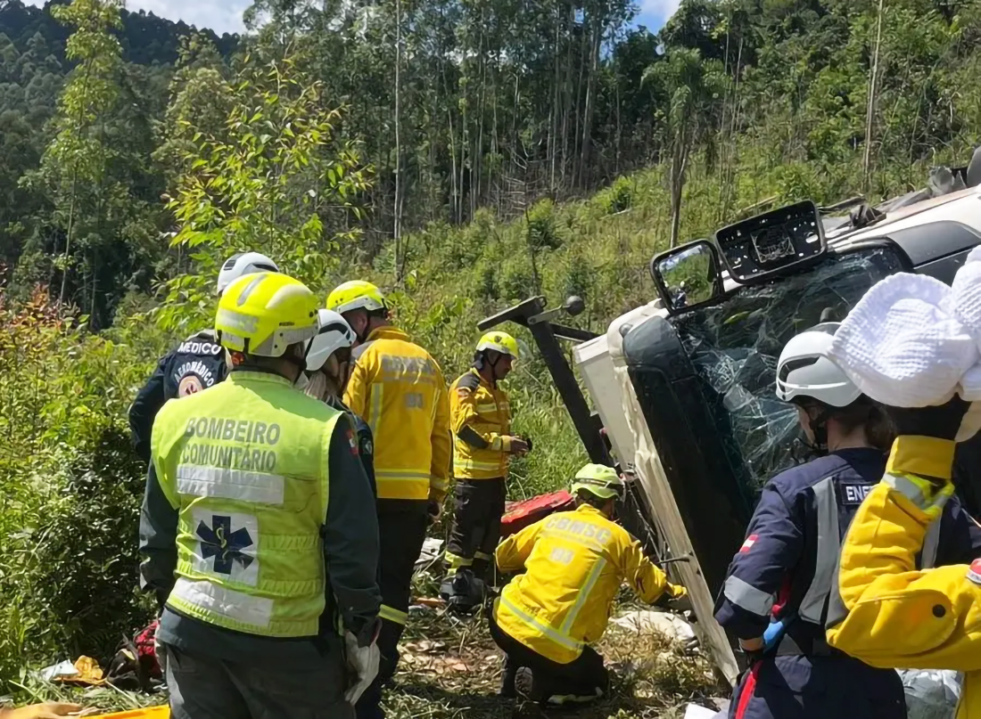 Capa Resgate aeromédico mobiliza equipes após caminhão cair em ribanceira no Oeste catarinense