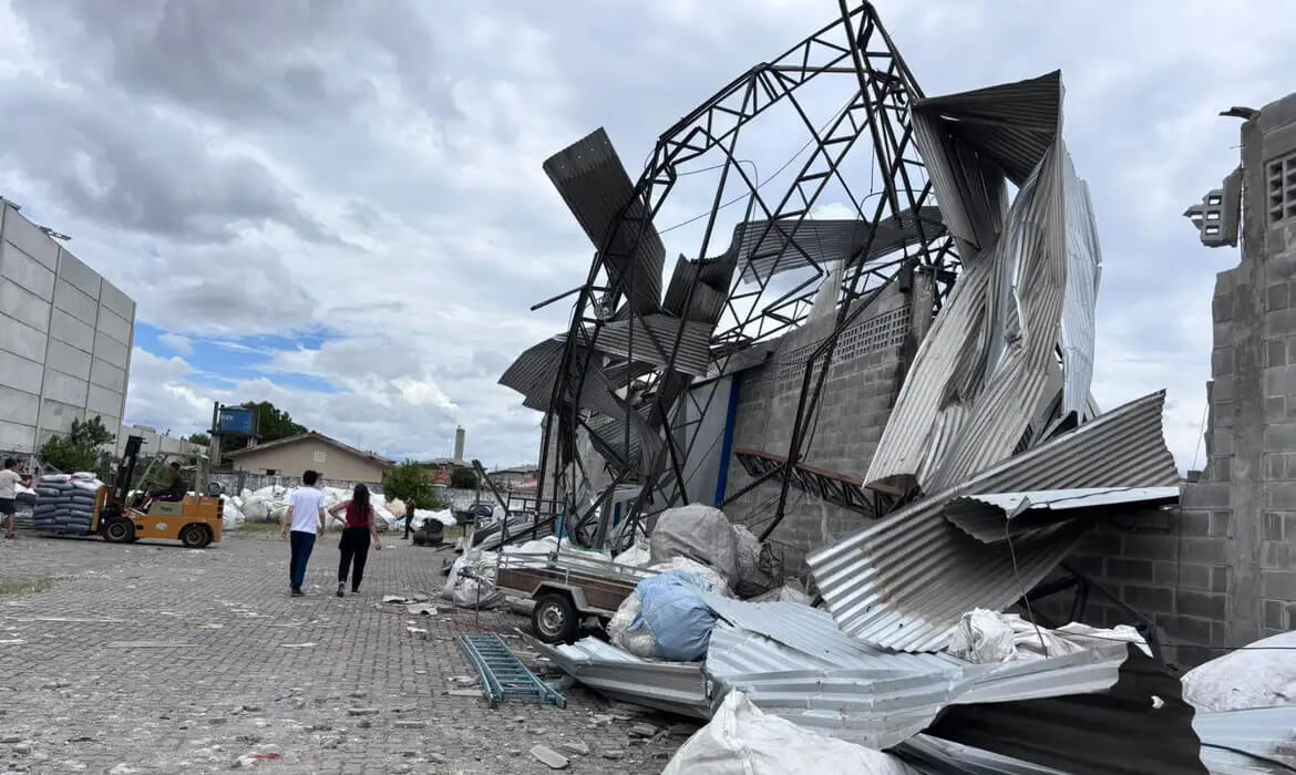 Capa Tornado danificou 350 casas em São José dos Pinhais (PR)