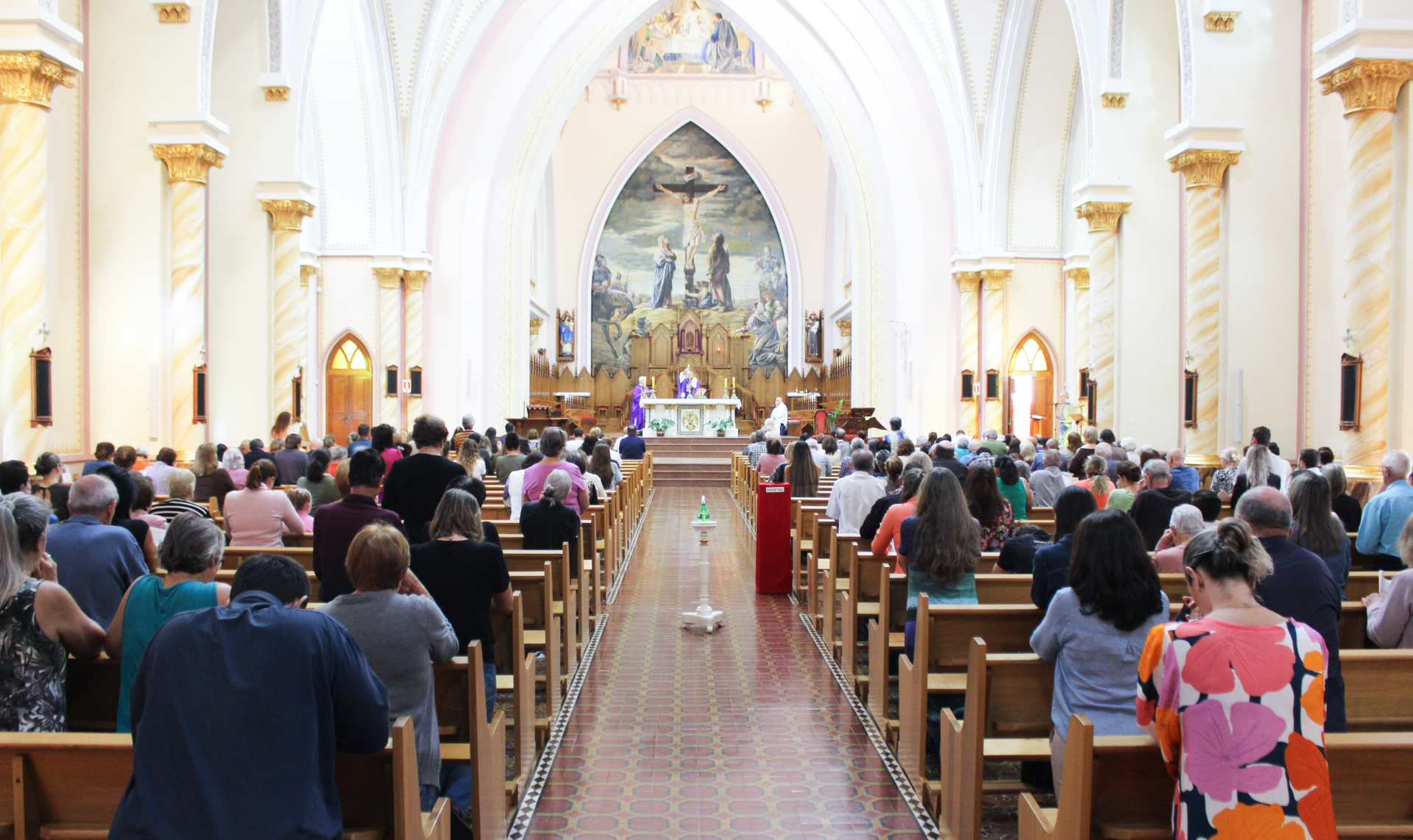 Capa Quarta-feira de Cinzas: fiéis participam de missas na Catedral