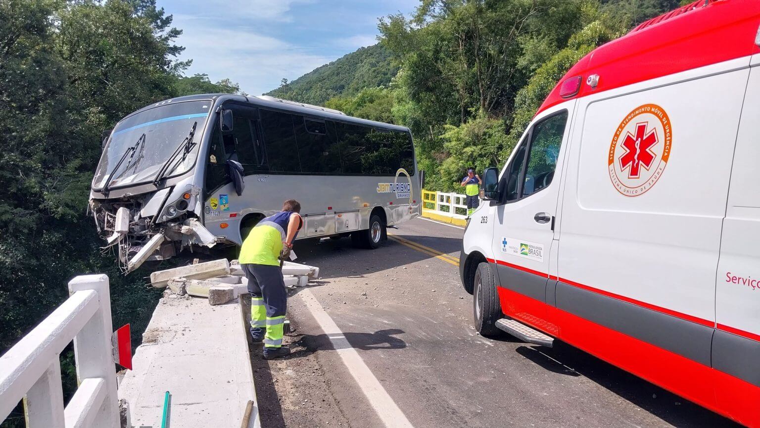 Capa Micro-ônibus sai da pista e quase cai de ponte no Rio Grande do Sul