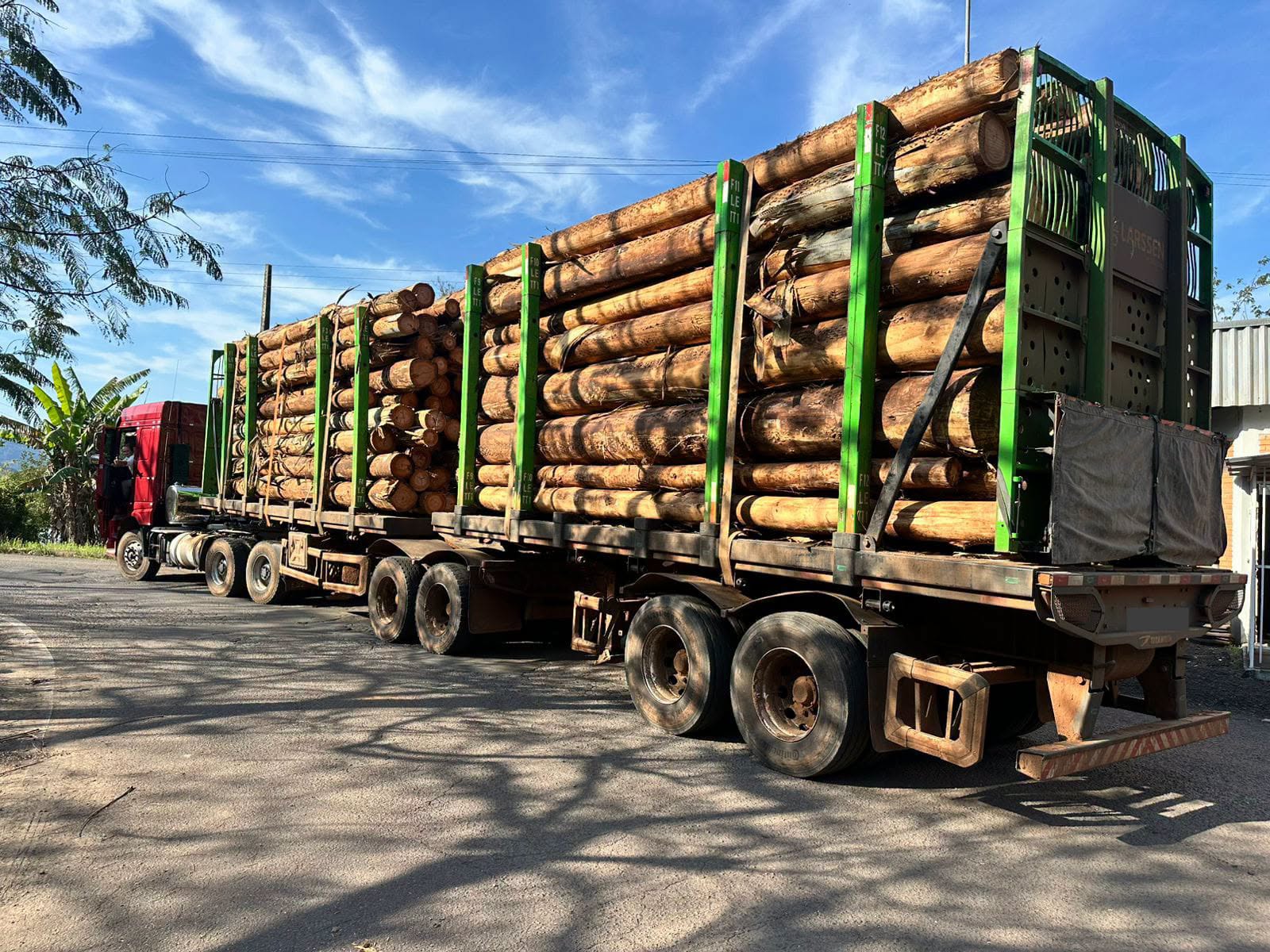 Capa Pelotão Rodoviário de Nonoai flagra caminhão com 22 toneladas de excesso de peso na RSC-480