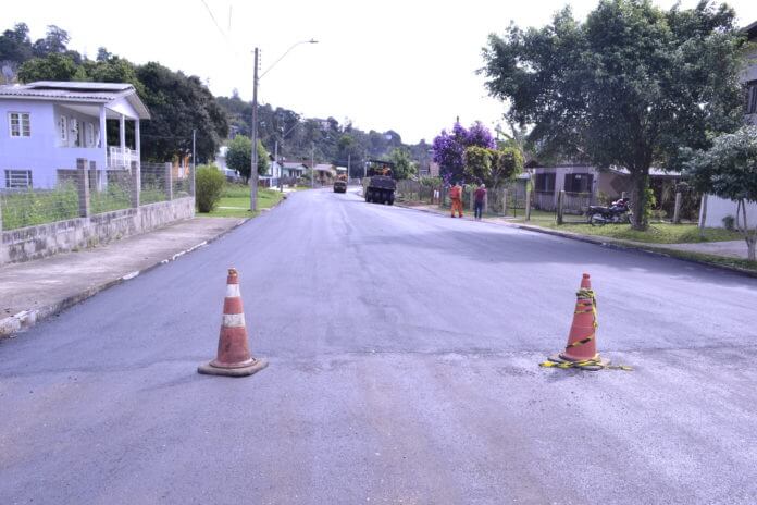 Capa Iraí: Rua Edwino Stangler recebe camada asfáltica